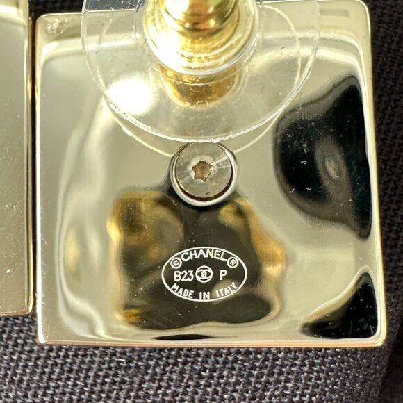 2023P CHANEL RUNWAY SQUARE GOLD CC LOGO WHITE CRYSTALS EARRINGS STUDS - Picture 14 of 14